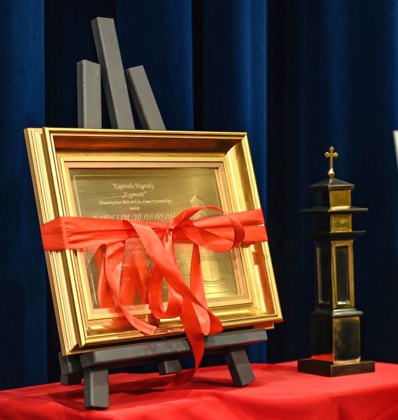 1 statuetka Zygmunt i Dyplom honoroiwy b